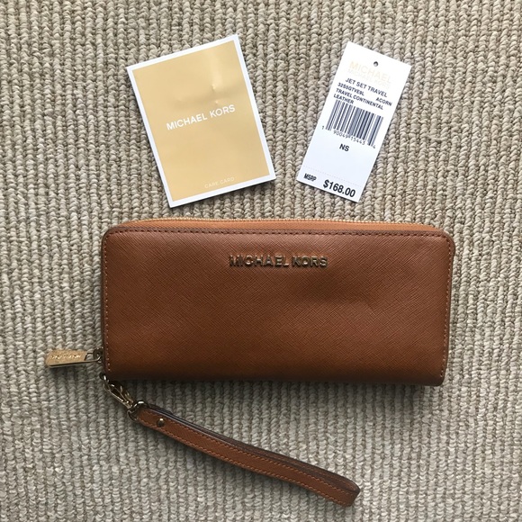 Michael Kors Handbags - Michael Kors Jet Set Travel Wristlet Size L